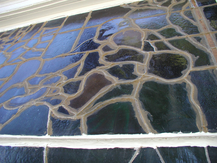 front window closeup before.jpg (195669 bytes)